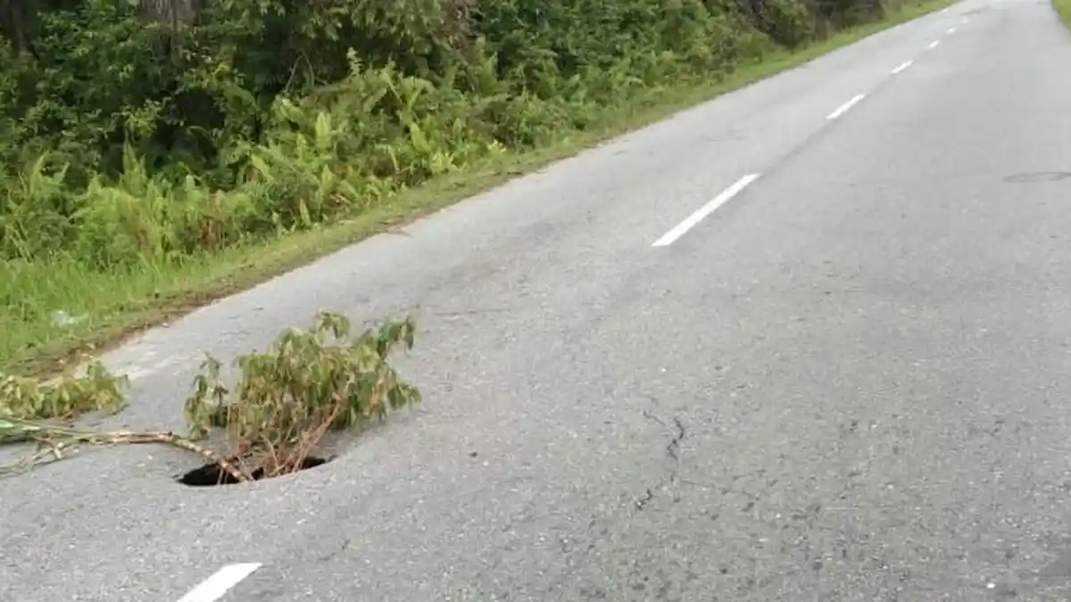 Awas! Jalan Provinsi Singkil-Singkil Utara di Ketapang Indah Berlubang