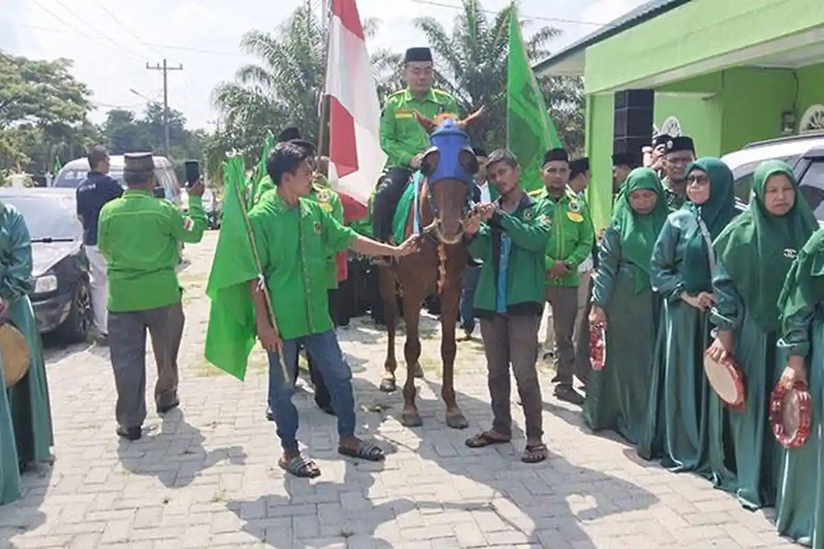 Ketua PPP Deliserdang Tunggangi Kuda Saat Daftarkan 50 Bacaleg ke Kantor KPU