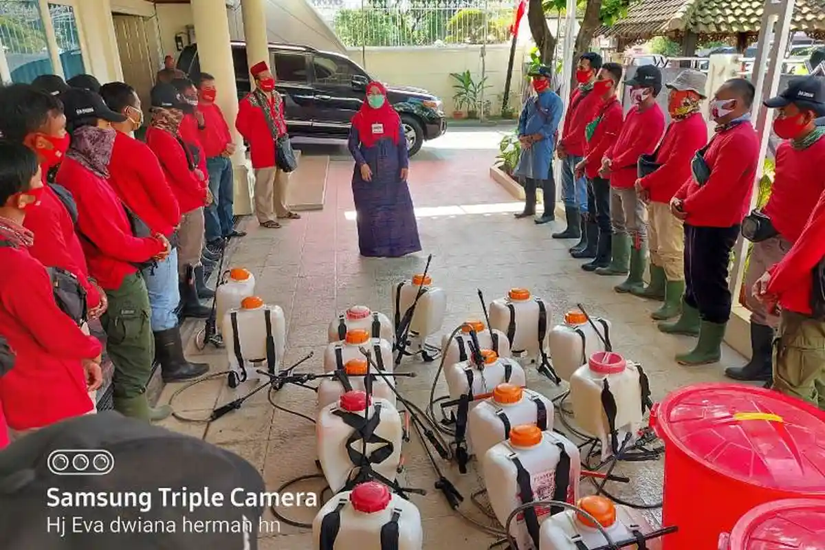 Dipimpin Eva Dwiana, MTRH Lampung Semprot Disinfektan di Tanjung Senang, Bandar Lampung