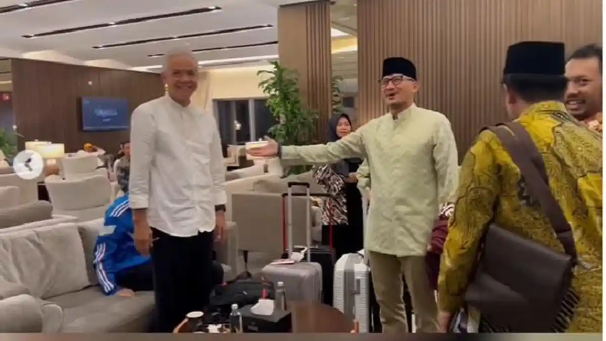 Pertemuan Hangat Ganjar Pranowo dan Sandiaga Uno di Ruang Tunggu Bandara Arab Saudi