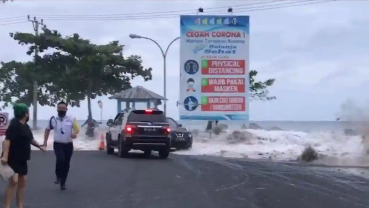 Detik-detik Air Laut Sampai Depan McD Manado, Warga Berlarian Ombak Tinggi Hantam Boulevard