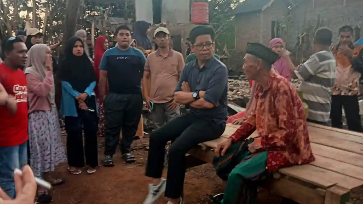Kunjungi Korban Kebakaran di Bontotiro, Calon Wabup Bulukumba TSY Janji Perbanyak Posko Pemadam