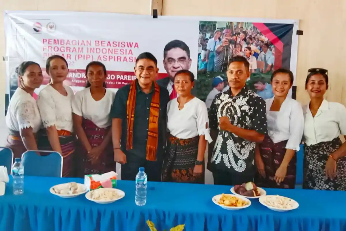 AHP Memilih Sekolah Dinding Bambu Membagikan Beasiswa PIP di Lewoleba