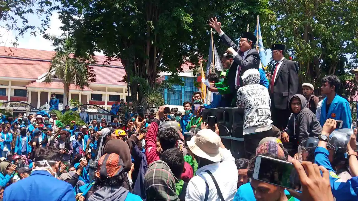 Pernyataan Wakil Ketua Sementara DPRD Sulteng Yus Mangun saat Terima Massa Demo di Palu