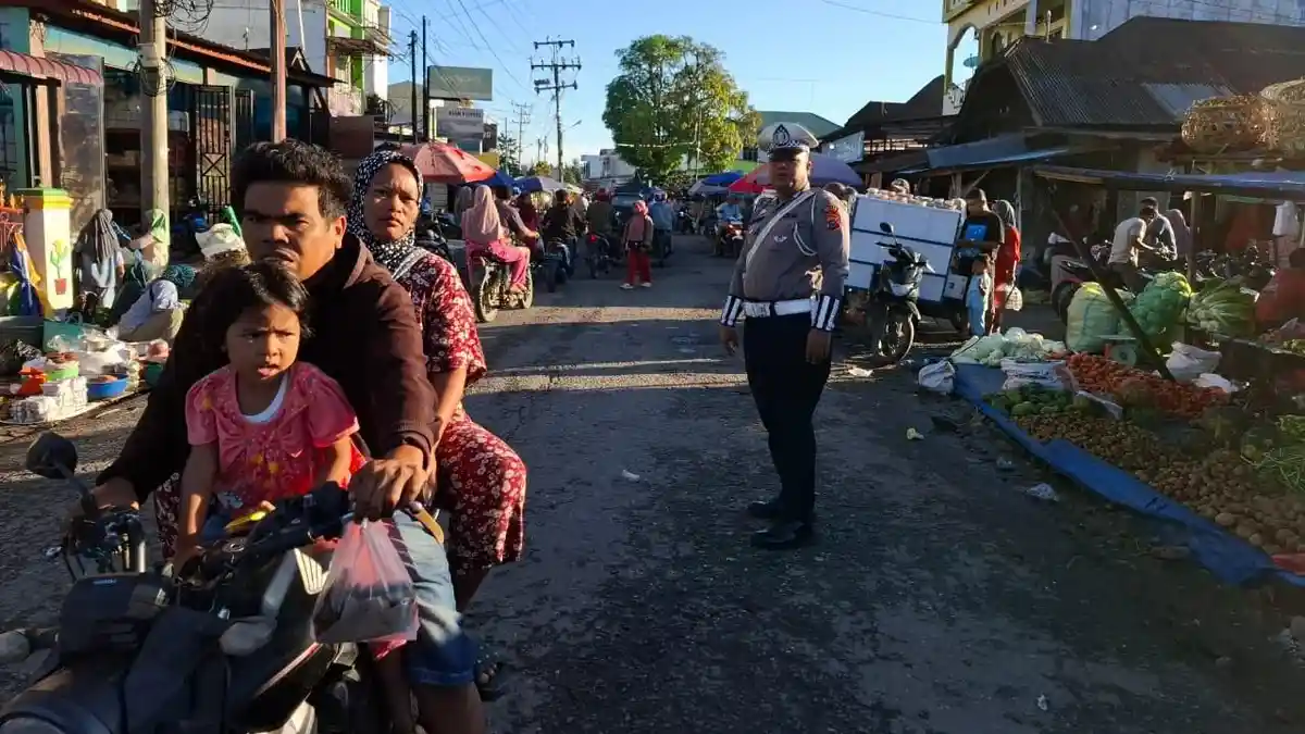 Ciptakan Kamseltibcar Lalu Lintas di Pasar, Sat Lantas Polres Padanglawas Laksanakan Pos Padat Pagi