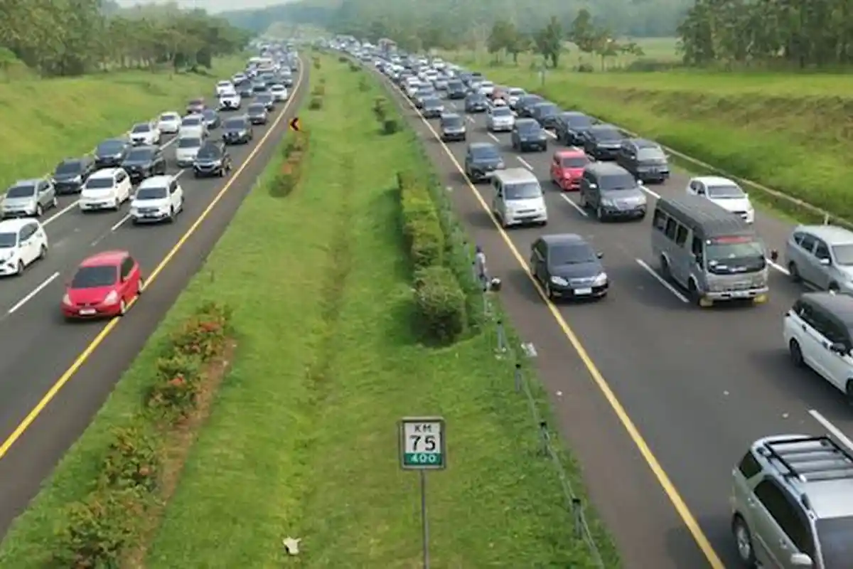 Tol Cipali Macet Hingga 16 KM pada H-2 Lebaran, Sudah Terjadi Sejak Dini Hari Tadi