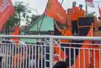 demo-partai-buruh-saat-rekapitulasi-suara-di-KPU-Sidoarjo.jpg