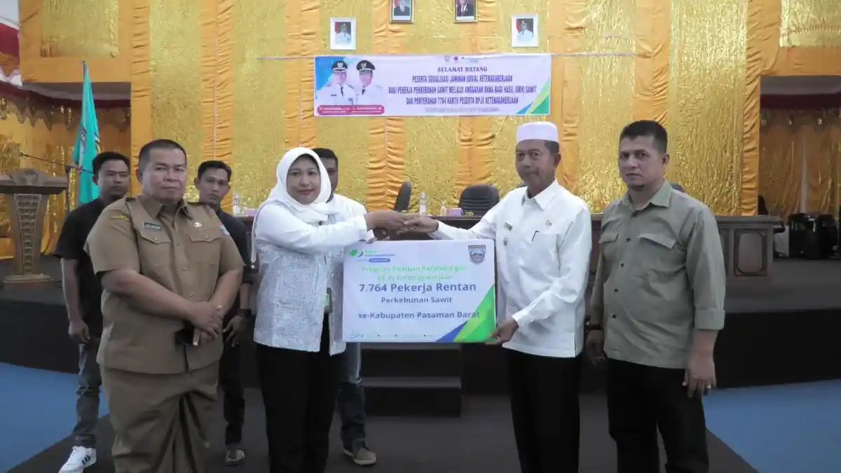 7.764 Petani Pekebun Sawit Pasaman Barat Terima Kartu Peserta BPJS Ketenagakerjaan