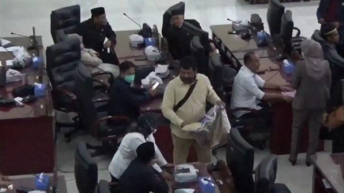 Geger Pria Bagi Amplop di Rapat Paripurna DPRD Banjar, Sekwan Enggan Bicara 