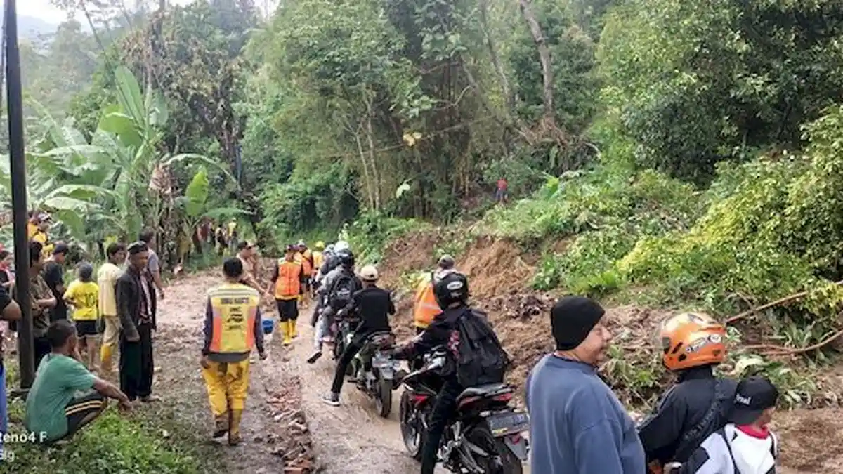 Jalan Penghubung Cibeber - Sukanagara, Cianjur,  Akibat Tertutup Tanah Longsor