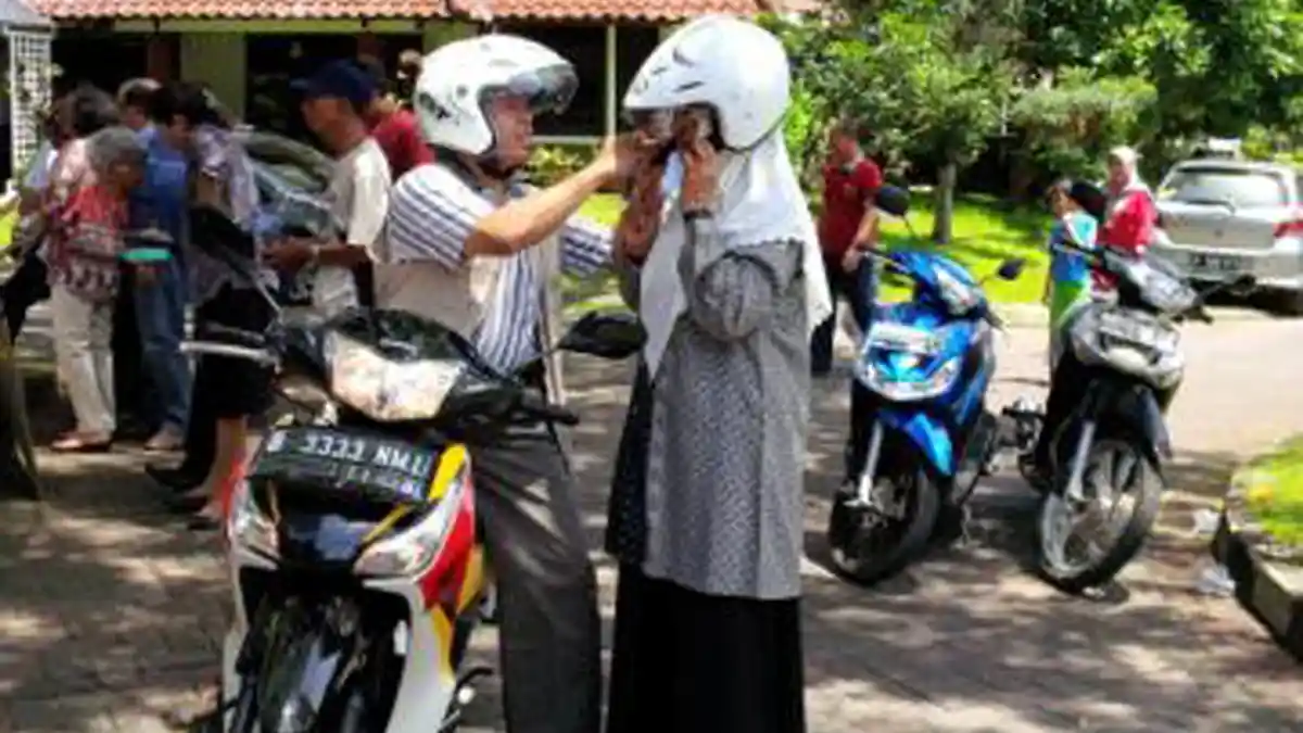 Wali Kota Depok dan Istri Naik Motor Pantau TPS