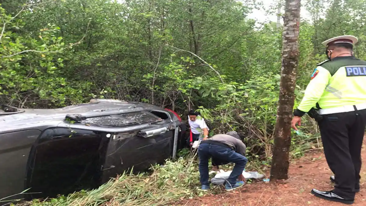 BREAKING NEWS - Kecelakaan di Bintan, Nissan X-Trail Hilang Kendali dan Terbalik