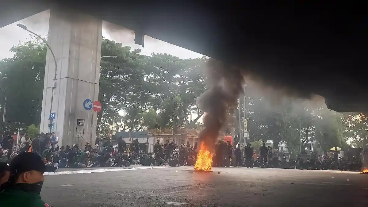 Breaking News: Aliansi Mahasiswa Makassar Tutup Simpang Empat Jalan Bawah Fly Over