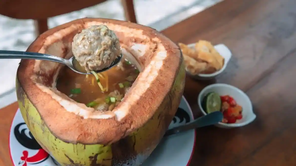 Cicipi Sensasi Unik Makan Bakso dalam Dawegan di Bakso Kasmaran Bandung