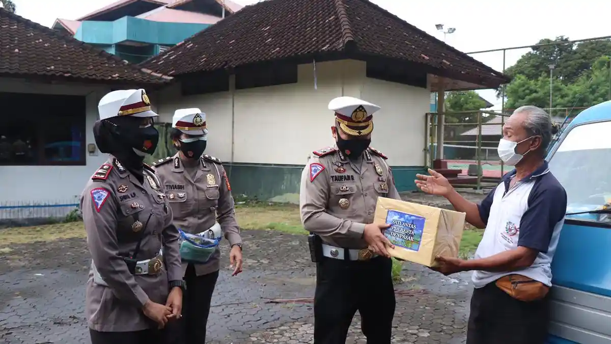 Jajaran Satlantas Polresta Denpasar Bagi-Bagi Sembako Kepada Sopir Angkot