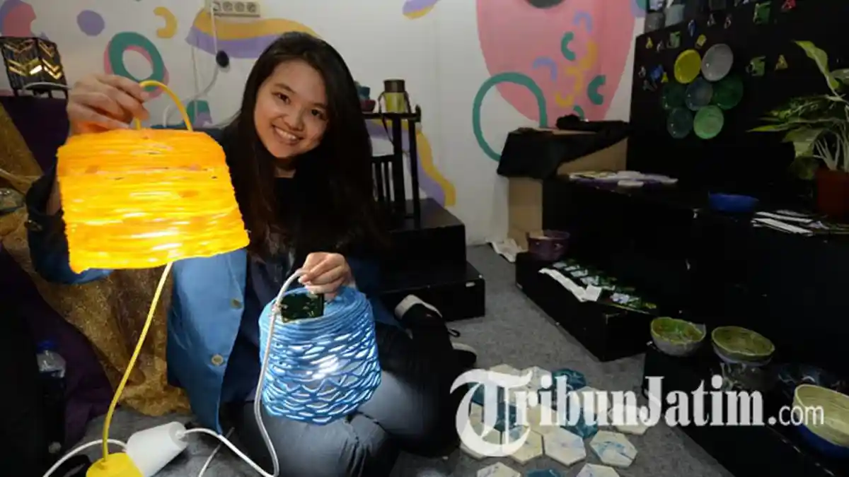 Peduli Kurangi Sampah Plastik, Mahasiswa UK Petra Olah Limbah Jadi Meja Hexatic Hingga Pot Bunga