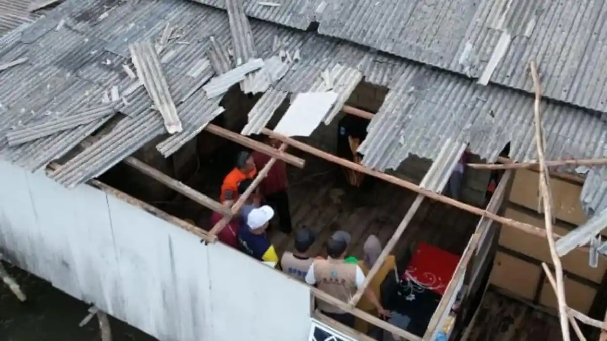 CUACA EKSTRIM, Atap Rumah Seorang Warga Bintan Rusak Diterjang Angin Kencang