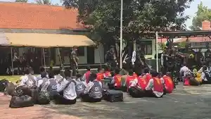 Sejumlah-pelajar-saat-mengikuti-pendidikan-berkarakter-di-Resimen-Artileri.jpg