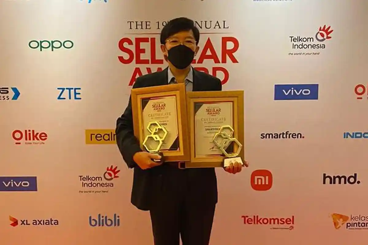 Direktur Smartfren Marco Sumampouw Meraih Penghargaan Seluler Awards 2022 - Marco-Sumampouw-dan-award.jpg
