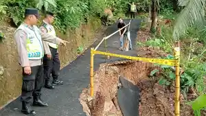 Longsor-jalan-kebumen-men.jpg