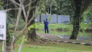 Seorang-petugas-kebersihan-sedang-membersihkan-taman-Cadika_11.jpg