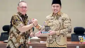 Bupati-Pasuruan-Rusdi-Sutejo-saat-menandatangani-MoU-dengan-PIP-Kementrian-Keuangan-RI.jpg