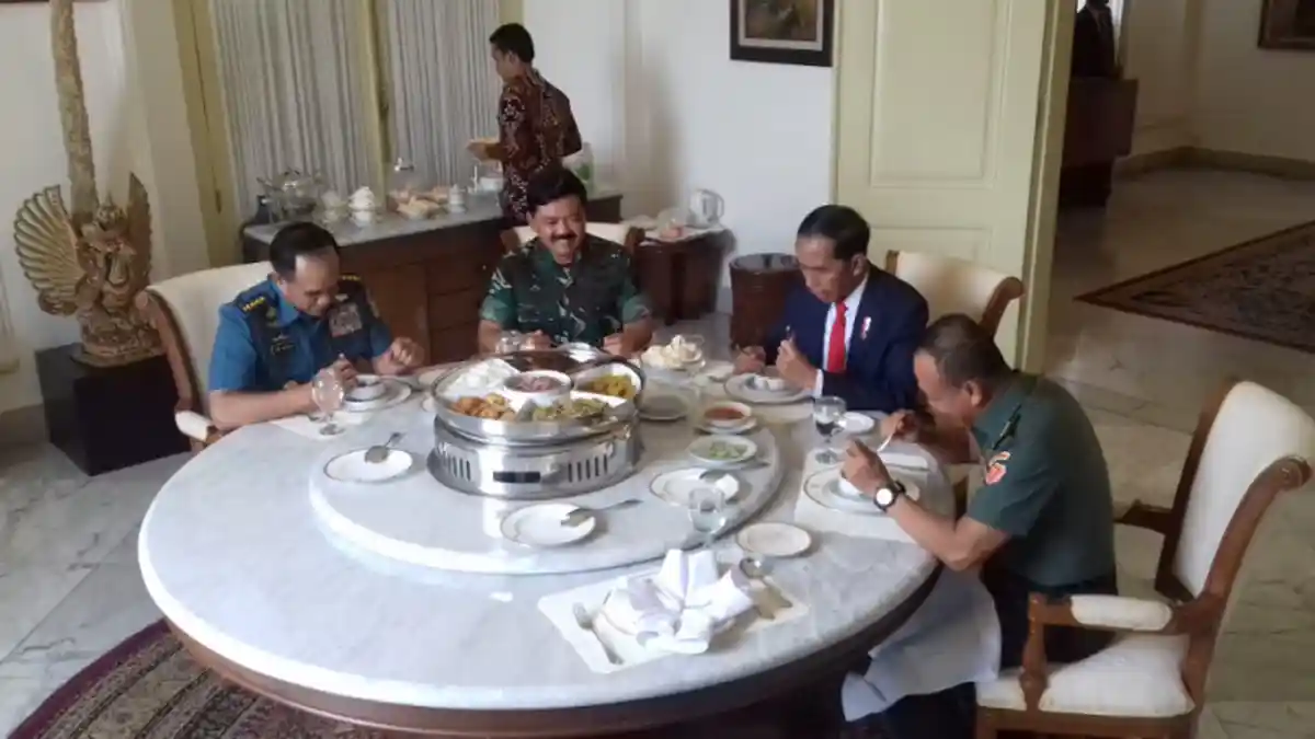 Makan Siang Bersama Jokowi, Marsekal Hadi Pakai Seragam Loreng Hijau