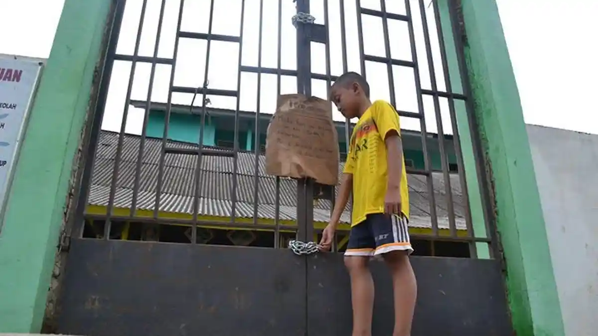 Pagar Sekolah Digembok Orang Tak Dikenal, Siswa SD Muhammadiyah Ini Tak Bisa Sekolah