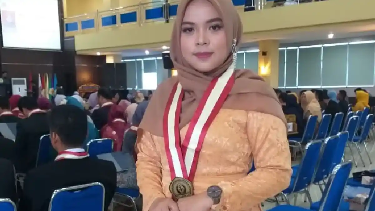 Jadi Lulusan Terbaik FKIP Universitas PGRI, Mona Ingin Mengabdi di Kampung Halaman