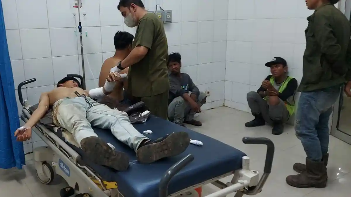 7 Pekerja Tersengat Listrik Hingga Terpental Saat Memasang Tiang Jaringan Selular