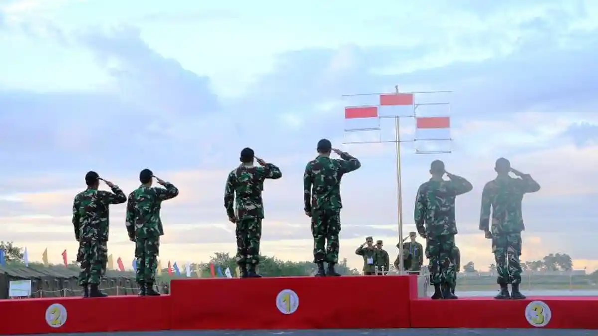 Merinding ! Prajurit TNI Kibarkan Bendera Merah Putih di Filipina