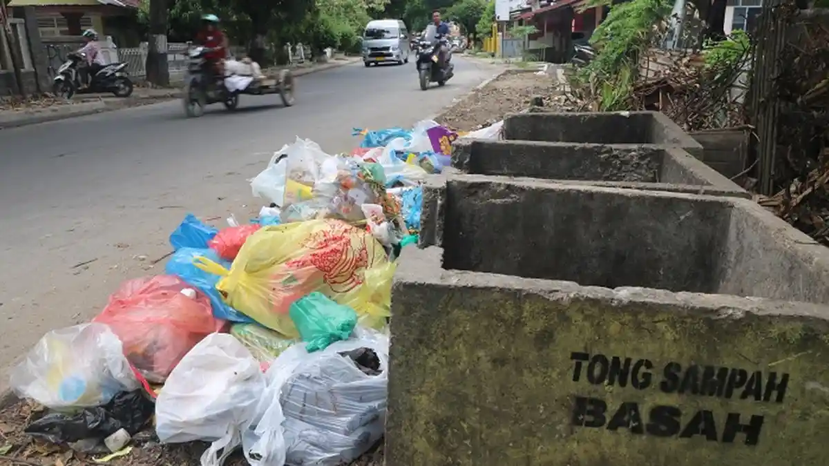 Sampah Berserakan di Pinggir Jalan Keluar Utama dari Pusat Kota Lhokseumawe, Warga Mengeluh