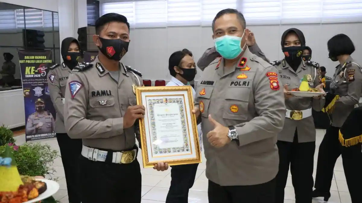 Bripda Muhammad Romli Sat lantas Polres Kubu Raya Terima Penghargaan dari Kapolda Kalbar