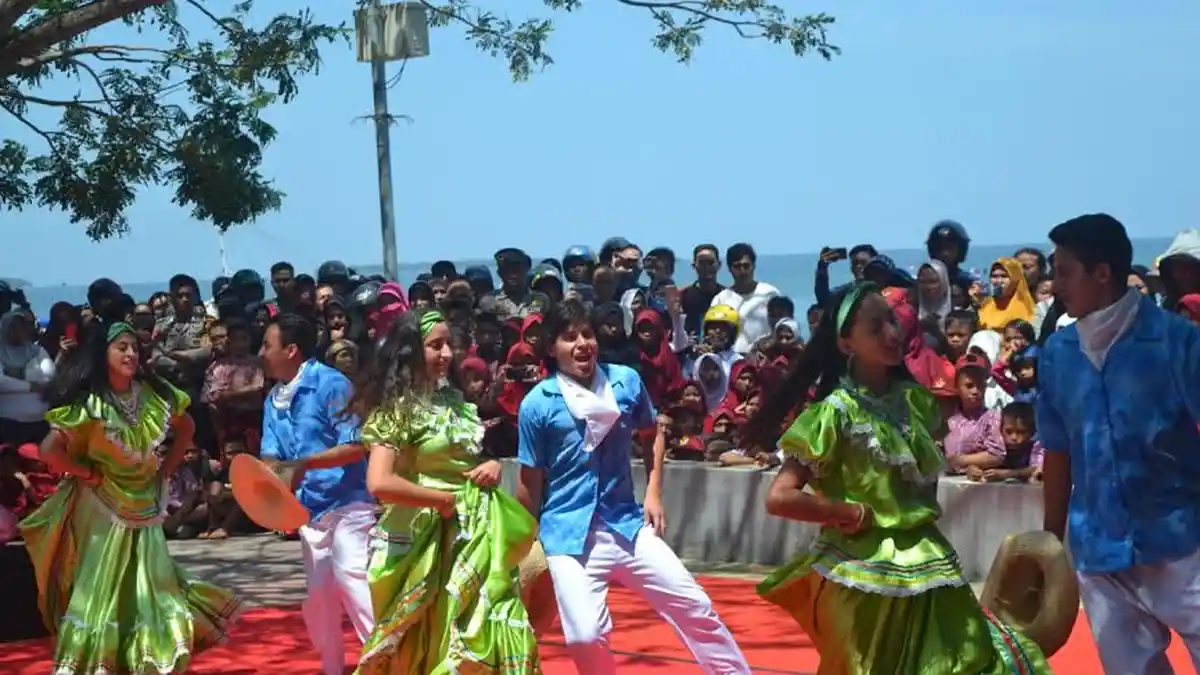 Delegasi PIFAF Suguhkan Tarian di Ajang Sandeq Race 2019