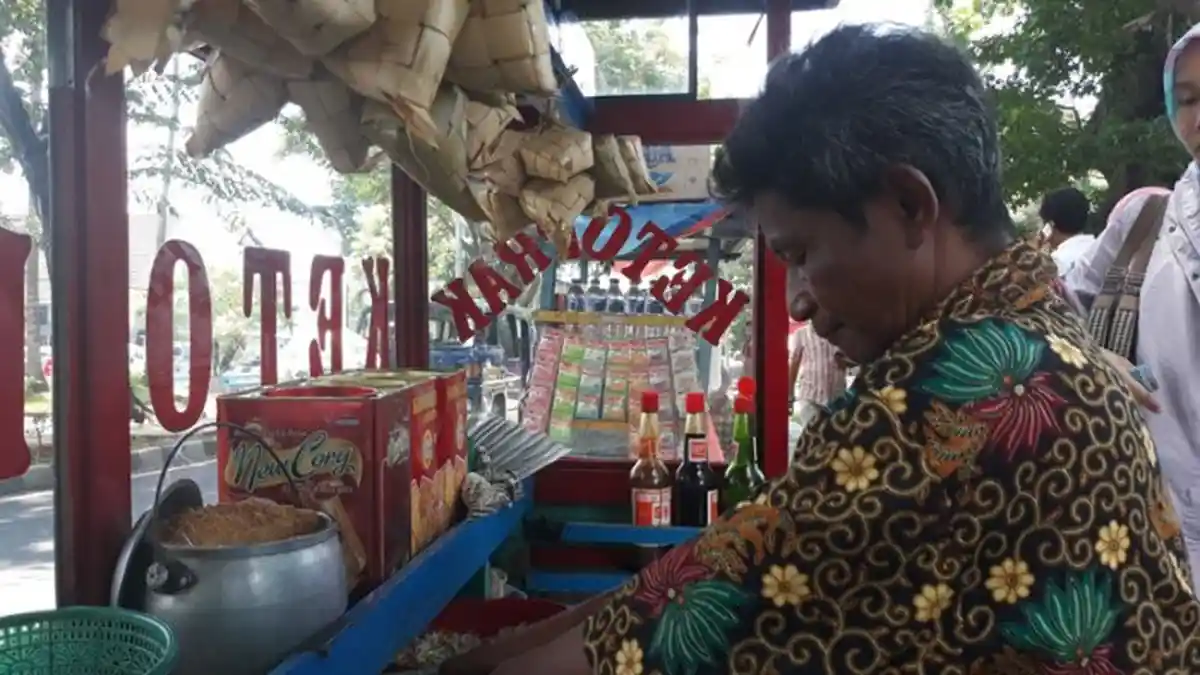 Pedagang Ketoprak Ini Beli Rumah Pakai Uang Tunai Dibawa Pakai Gerobak
