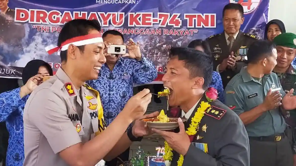 HUT TNI ke-74, Kapolres Nganjuk Beri Tumpeng dan SIM Gratis untuk Anggota TNI yang Lahir 5 Oktober