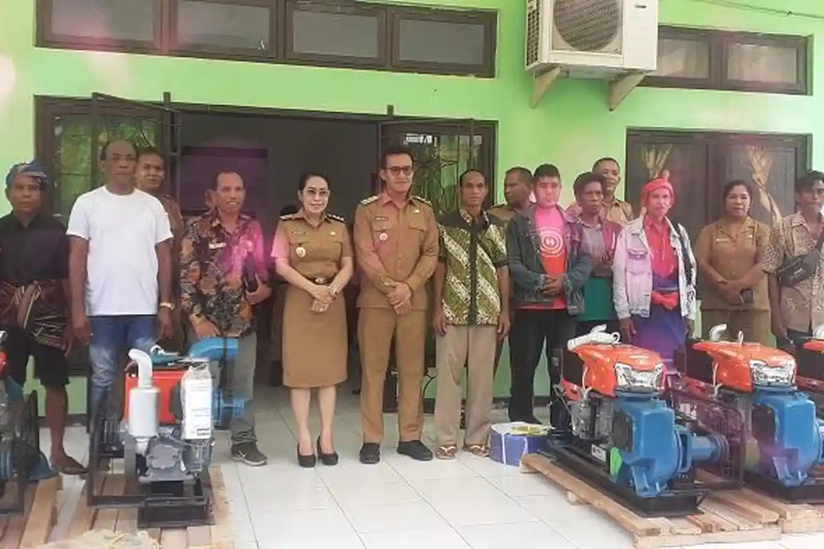 Bupati Sumba Barat Daya Serahkan  5 Buah Pompa Air  dan Hand Sprayer Buat Lima Kelompok Tani