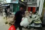 Warga Mamuju Mengais Prabotan Direruntuhan Rumahnya