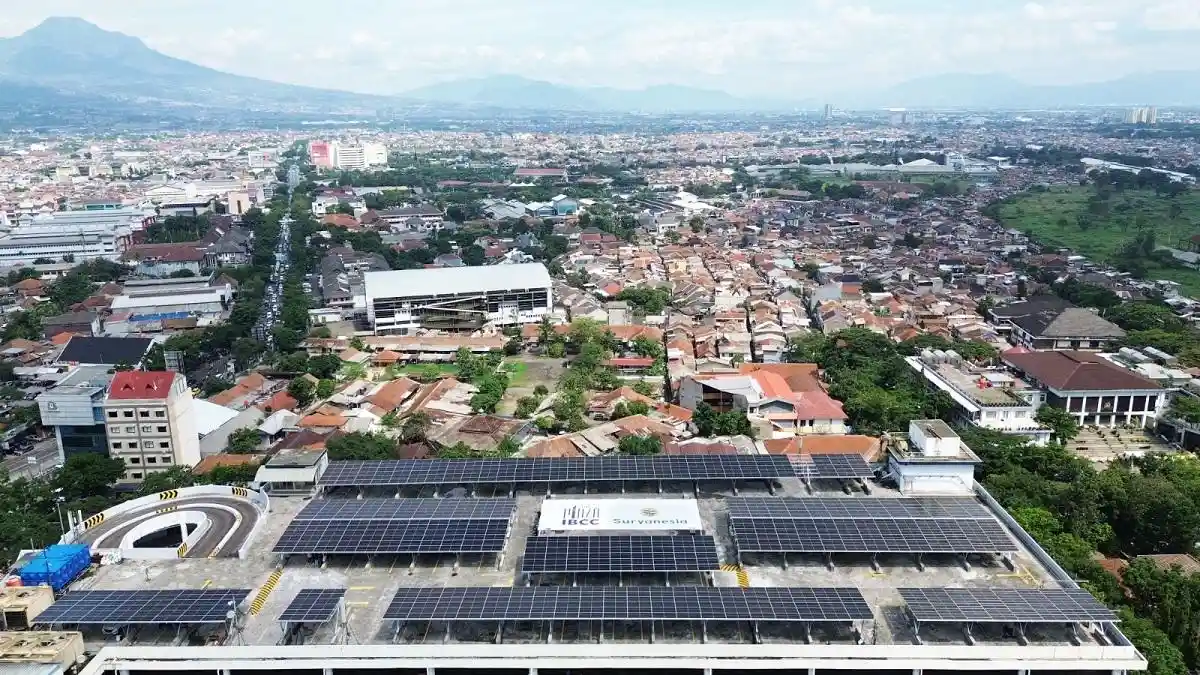 Manfaatkan Area Parkir, Plaza IBCC Pasang PLTS Atap Berkapasitas 408,75 Killowatt Peak