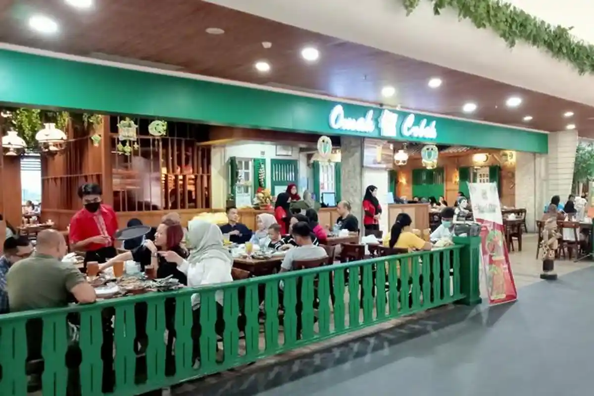 Pengunjung Gerai Makan Lombok Epicentrum Mall Ramai Menjelang Berbuka Puasa