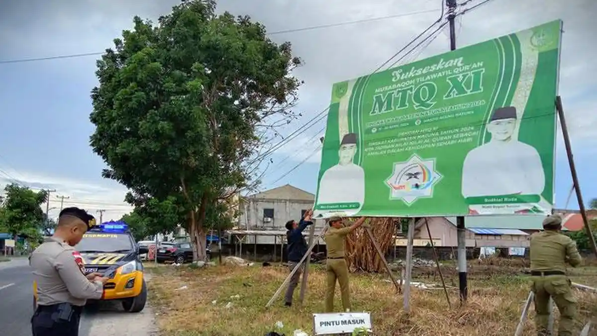 Bawaslu Natuna Kepri Tertibkan Baliho Pemerintah Bergambar Paslon Petahana