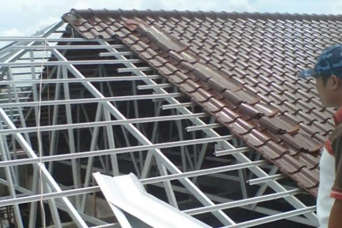 PLN Angkat Bicara Soal Pesan Waspada Kesetrum saat Perbaiki Listrik di Rumah dengan Atap Baja Ringan