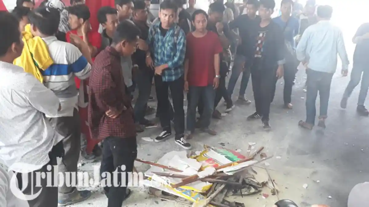 Kritisi Pendidikan di Jember, Demonstrasi Mahasiswa GMNI Diwarnai Kericuhan