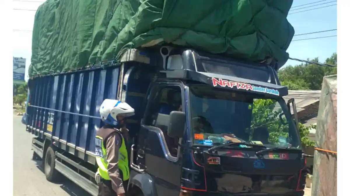 4 Kendaraan ODOL Ditertibkan Polisi di Jalan Soekarno Hatta, Bandar Lampung