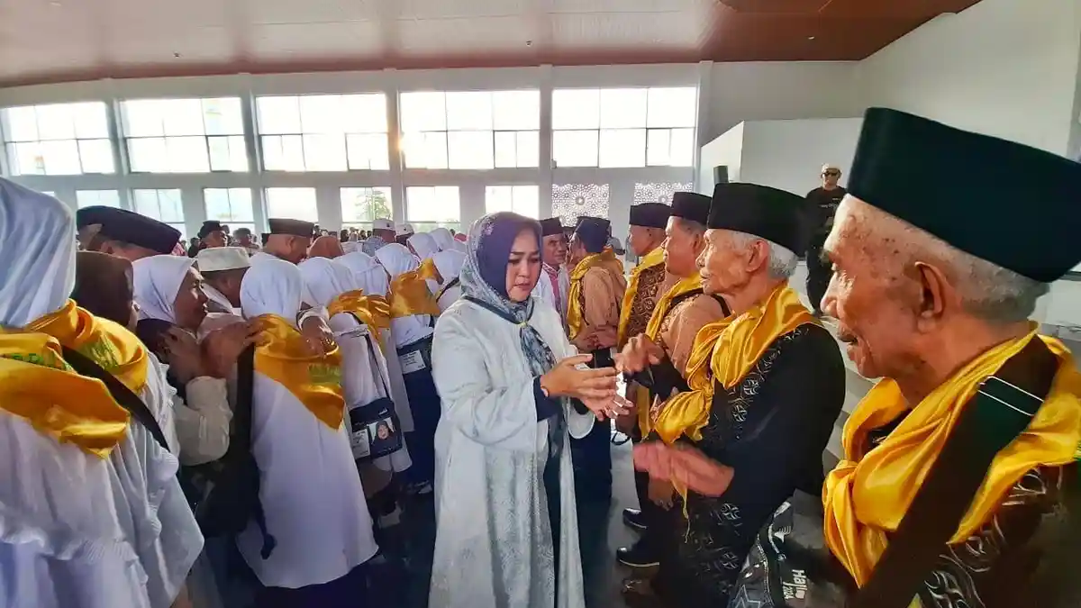 Pemkab Morotai Maluku Utara Lepas 48 CJH, Ribuan Warga Meneteskan Air Mata