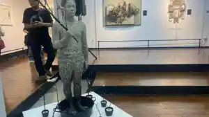 Berlatar-putih-pengunjung-menikmati-karya-di-Grey-Cube.jpg