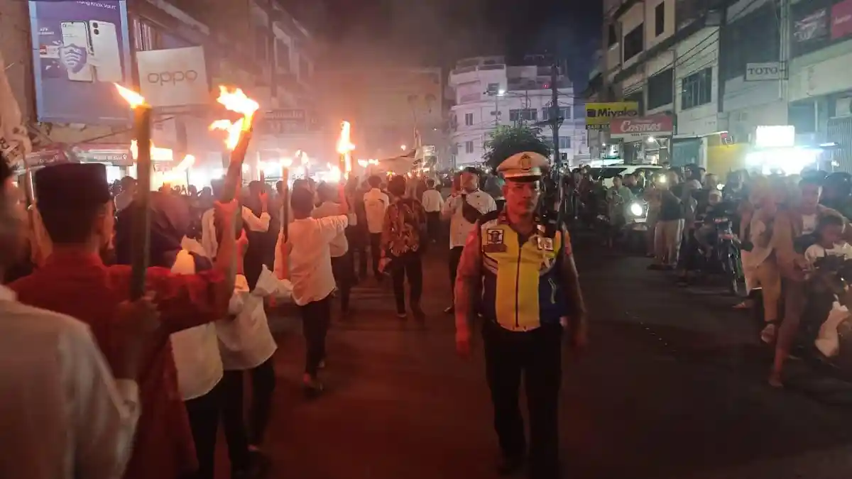 Cahaya Obor dan Lantunan Doa, Sambut Ramadhan dengan Pawai Dibawah Pengamanan Polres Tebing