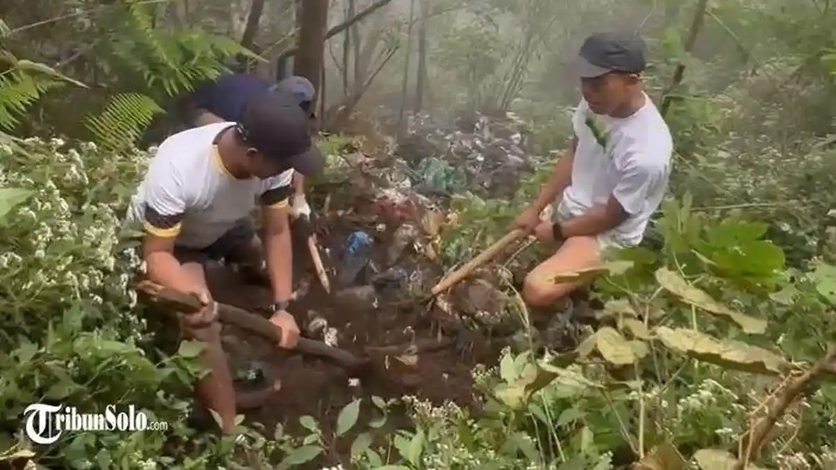 PERINGATAN, Pendaki Gunung Lawu Terancam Kena Blacklist 5 Tahun Jika Tidak Punguti Sampah