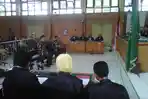 suasana-sidang-pimpinan-dewan-muba-yang-duduk-dikursi-pesakitan_20160310_101550.jpg