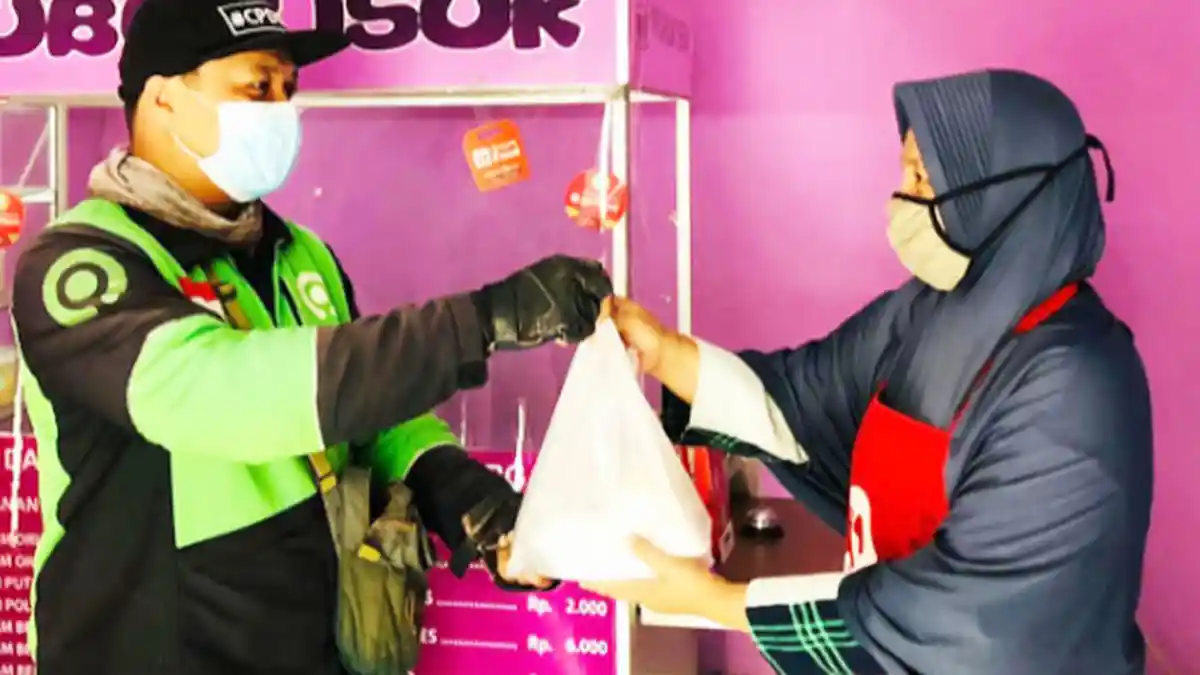Bantu Asupan Nakes Rumah Sakit, Dian Ayu Pedagang Bubur di Malang Beri Bubur Gratis